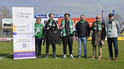 Satte Spende vor dem Anstoß: Stefan Salinger und Andreas Görmer freuten sich über die satte Spende mit Axel Hilterhaus, Andreas Kapp, Friedrich Hilterhaus und Peter Geiger (von links). (Foto: Martin Rügner)