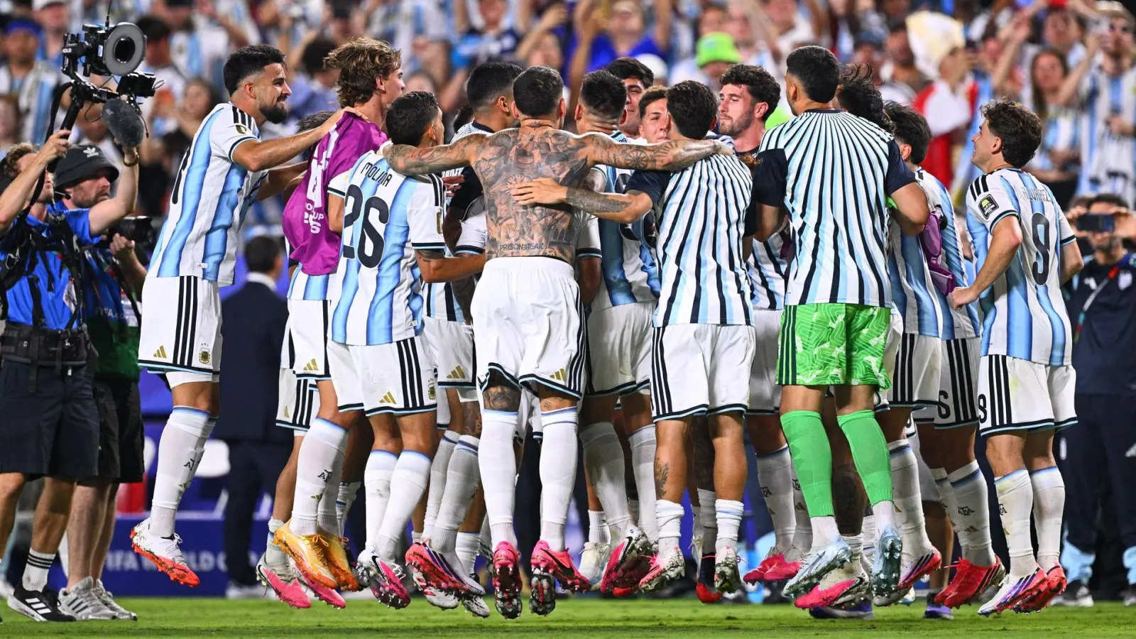 Die argentinischen Spieler feierten den Halbfinal-Einzug bei der WM. (Foto: Tom Weller/dpa)