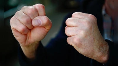 Drei Männer haben einen 42-Jährigen mit mehreren Schlägen verletzt. Sie führten auch eine Schreckschusswaffe mit sich.  (Symbolbild: Anna Beigel)