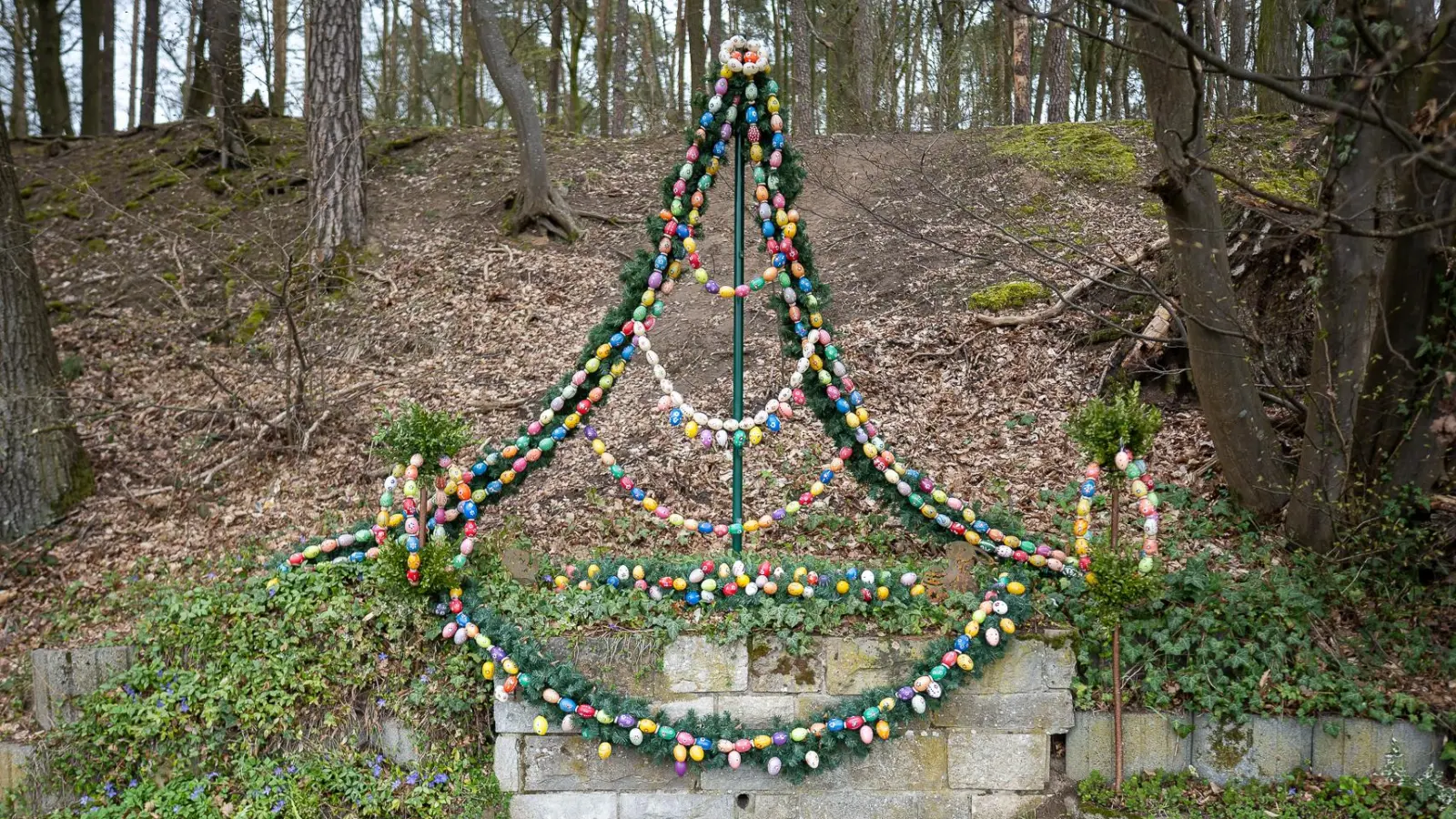 Auch der Brunnen in Oberallbach, einem Ortsteil von Wilhelmsdorf, wurde zu Ostern festlich geschmückt. (Foto: Mirko Fryska)