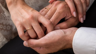 Wird die Ehe in Kenntnis einer bereits lebensbedrohlichen Erkrankung geschlossen, kann die gesetzliche Vermutung einer Versorgungsehe nur in seltenen Ausnahmefällen widerlegt werden. (Foto: Christin Klose/dpa-tmn)