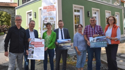 Den öffentlichkeitswirksamen Startschuss für die „Aktionstage Innenorte“ gaben (von links) Bürgermeister Patrick Ruh, Herbert Lindörfer, Regionalmanagerin Andrea Denzinger und Landrat Dr. Jürgen Ludwig am Anwesen von Vera und Martin Gögelein in Aichau mit Pia Grimmeißen-Haider, Geschäftsführerin der LAG Region an der Romantischen Straße. (Foto: Peter Tippl)