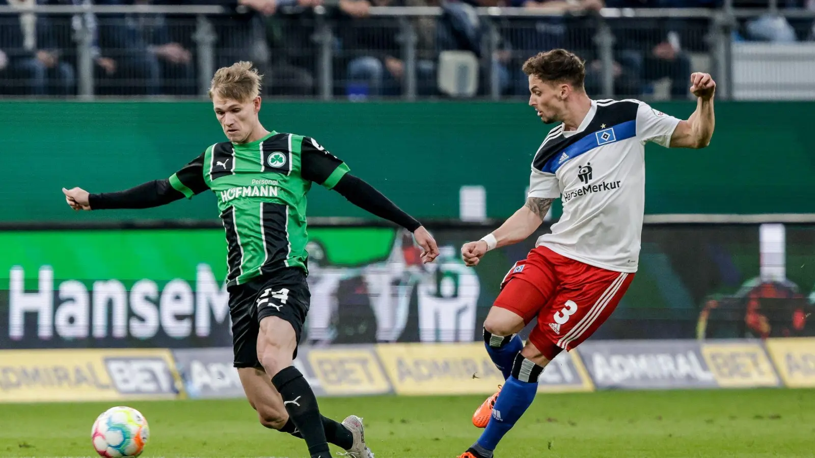 Marco John (l) wechselt ablösefrei zur SpVgg Greuther Fürth. Dorthin war er bereits einmal ausgeliehen. (Foto: Axel Heimken/dpa)