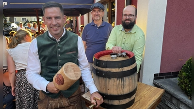 Mit einem gezielten Schlag stach Bürgermeister Sven Waidmann symbolisch das erste Fass Kirchweihbier an. (Foto: Johannes Flierl)