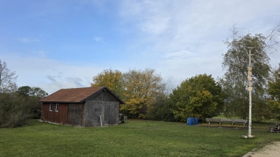 Auf diesem Grundstück soll das neue Dorfgemeinschaftshaus in Neustädtlein entstehen. Die bereits vorhandene Hütte wird in die Planungen einbezogen. Die Stadt will das Projekt trotz angespannter Haushaltslage zügig angehen, weil die Chancen auf Fördermittel gut stehen.  (Foto: Markus Weinzierl)