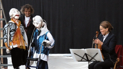 Bei „Casanova” von der Theaterfirma aus Erfurt in Wolframs-Eschenbach: Klaus Michael Tkacz verkörpert in der Erzählung alle Rollen. Linda Trillhaase ist für die Live-Musik zuständig. (Foto: Luca Paul)