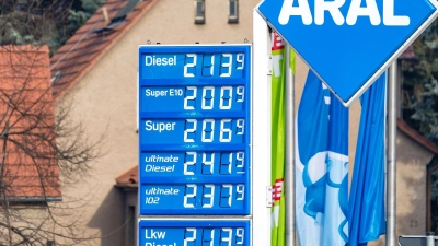 Die Spritpreise pendeln sich langsam auf einem sehr viel höherem Niveau als vor Kriegsbeginn ein. (Archivbild) (Foto: Frank Hammerschmidt/dpa)