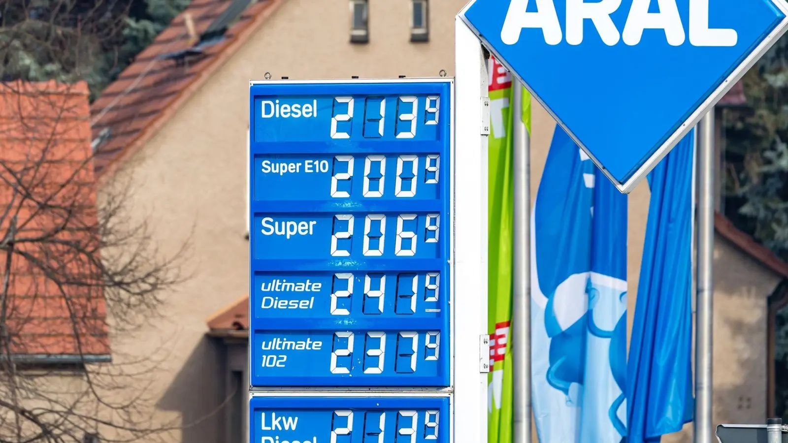 Die Spritpreise pendeln sich langsam auf einem sehr viel höherem Niveau als vor Kriegsbeginn ein. (Archivbild) (Foto: Frank Hammerschmidt/dpa)