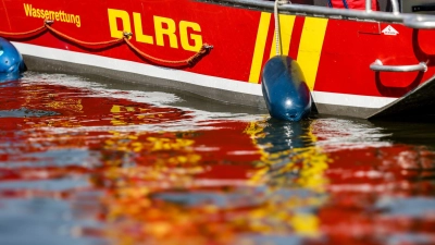 Bei einer Übung der DLRG entdeckten die Retter den Ölfilm auf der Donau (Archivbild) (Foto: Christoph Reichwein/dpa)