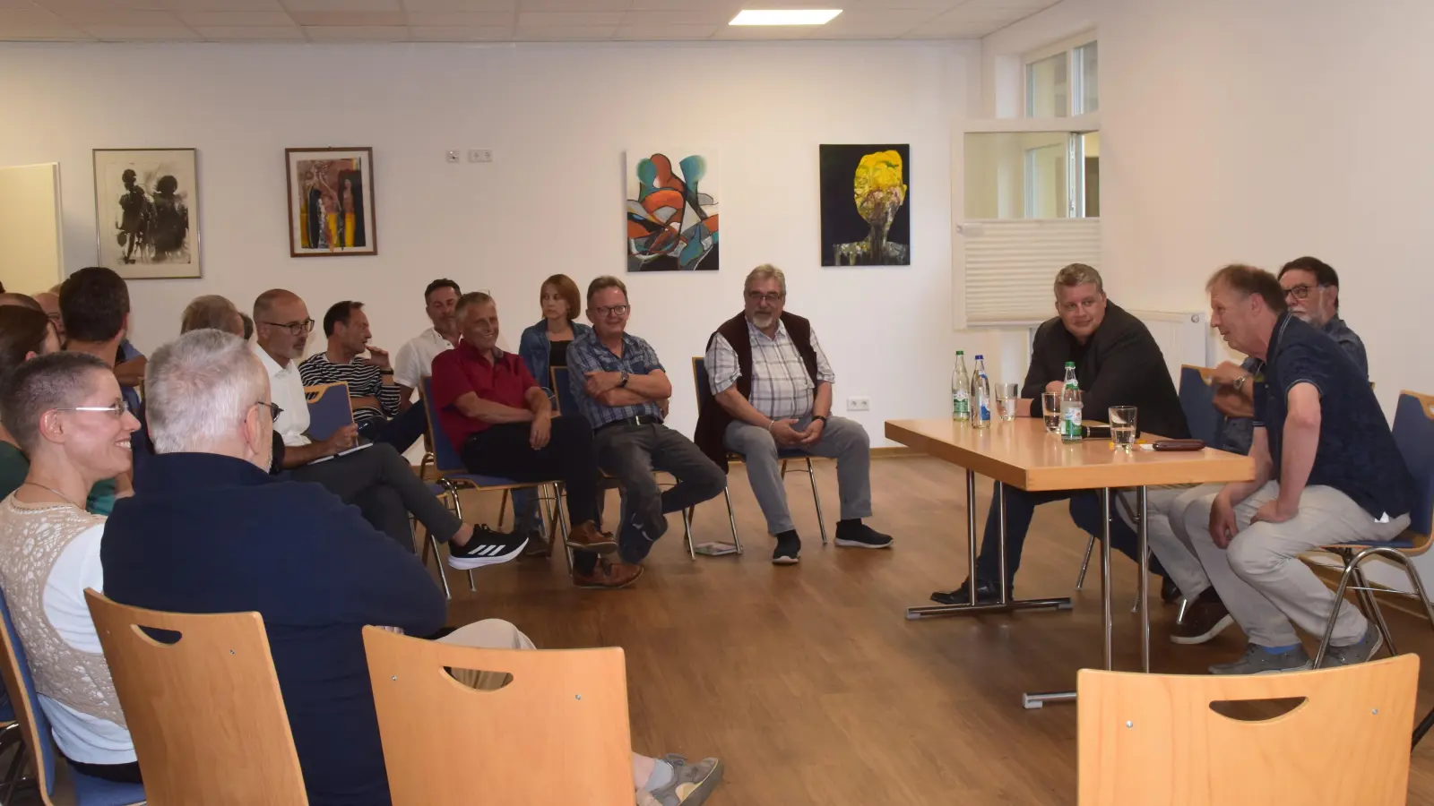 Carsten Träger (am Tisch links) stand beim Gesprächsabend des Bündnisses gegen Rechtsextremismus, für Demokratie und Toleranz den Besucherinnen und Besuchern Rede und Antwort. (Foto: Gerhard Krämer)