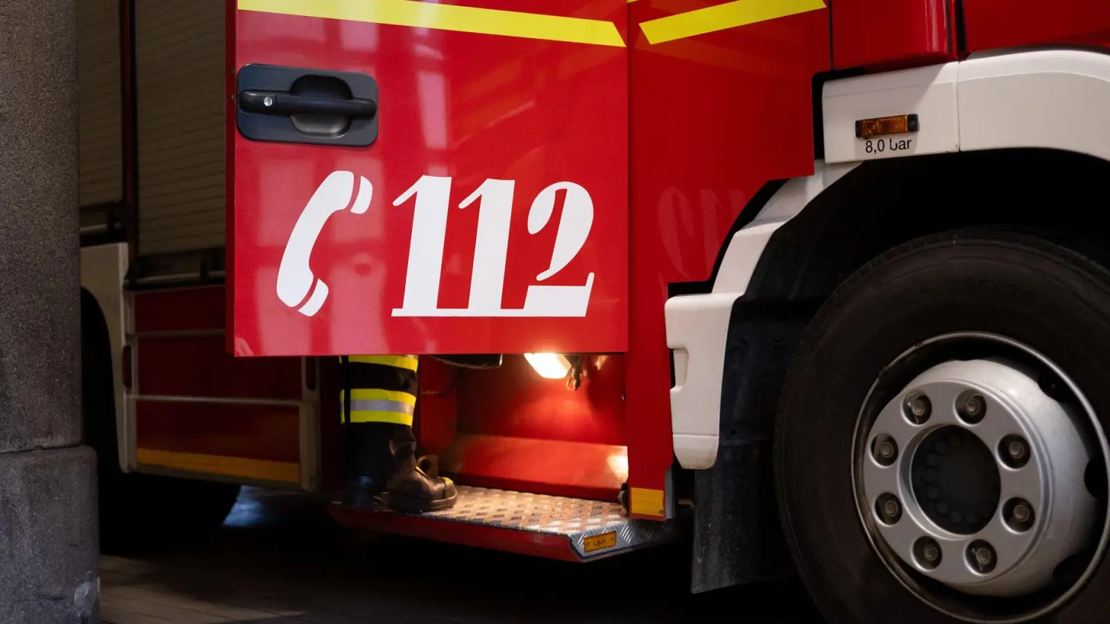 Die Feuerwehr München war bei dem Wohnungsbrand mit drei Löschzügen im Einsatz. (Symbolbild) (Foto: Niklas Treppner/dpa)
