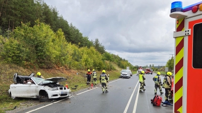 Ein Autofahrer ist am Freitagmittag mit seinem Auto auf der B8 alleinbeteiligt von der Straße abgekommen. (Foto: Rainer Weiskirchen)