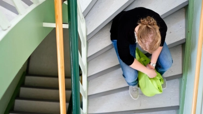 Chronische Müdigkeit und Überforderung sind häufige Folgen von Präsentismus - und das ist weder für Arbeitnehmer noch für Arbeitnehmer gut.  (Foto: Peter Steffen/dpa/dpa-tmn)
