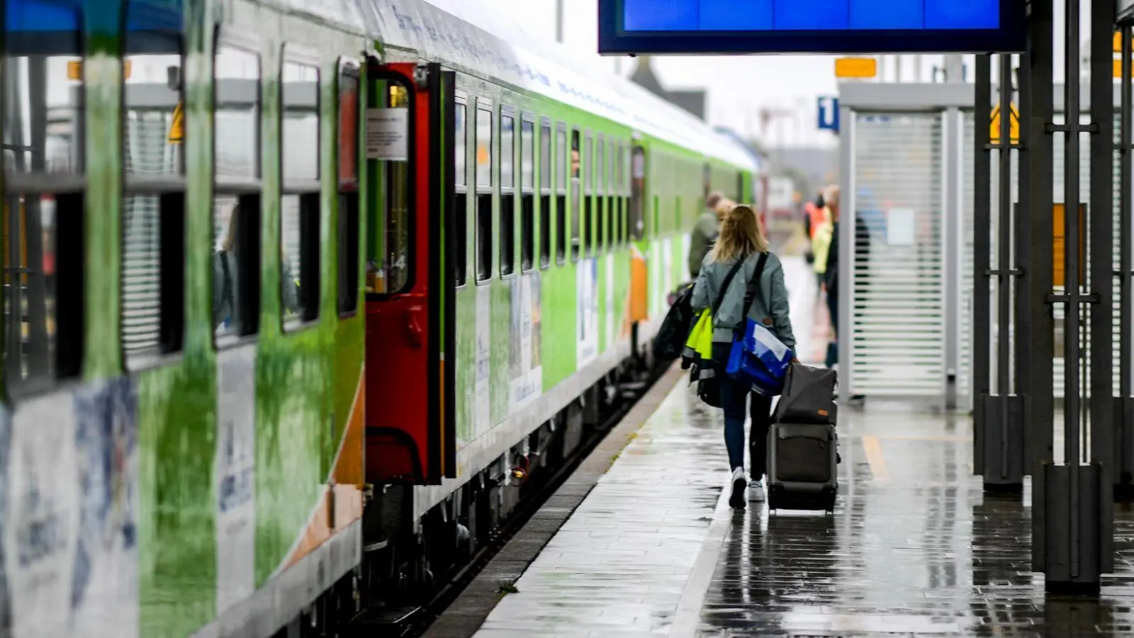 Viele Skigebiete in den Alpen sind gut mit der Bahn erreichbar: In einigen Orten führt der Weg vom Bahnhof direkt zur Talstation. (Foto: Axel Heimken/dpa)
