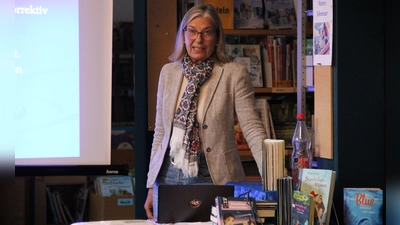 Sprach über die Pressefreiheit und thematisierte dabei immer wieder die Lage in den USA: Sabine Böhne-Di Leo in der Bücherei. (Foto: Clarissa Kleinschrot)
