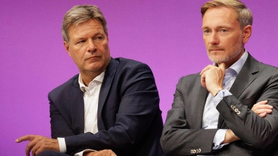 Habeck (links) kommt Lindner (rechts) entgegen. (Archivbild)  (Foto: Carsten Koall/dpa)