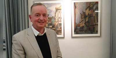 Der wiedergewählte Oberbürgermeister Thomas Deffner am Wahlabend ganz entspannt in seinem Büro im Stadthaus. Im Hintergrund alte Ansbach-Ansichten.  (Foto: Winfried Vennemann)