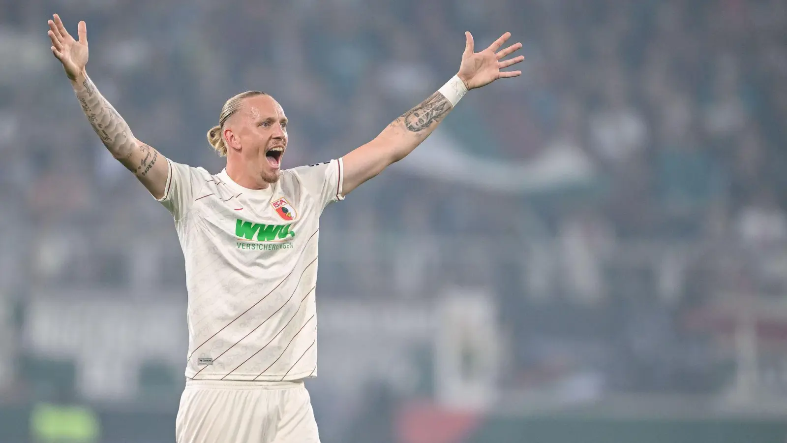 Marius Wolf traf für die Augsburger zum 1:0. (Foto: Harry Langer/dpa)