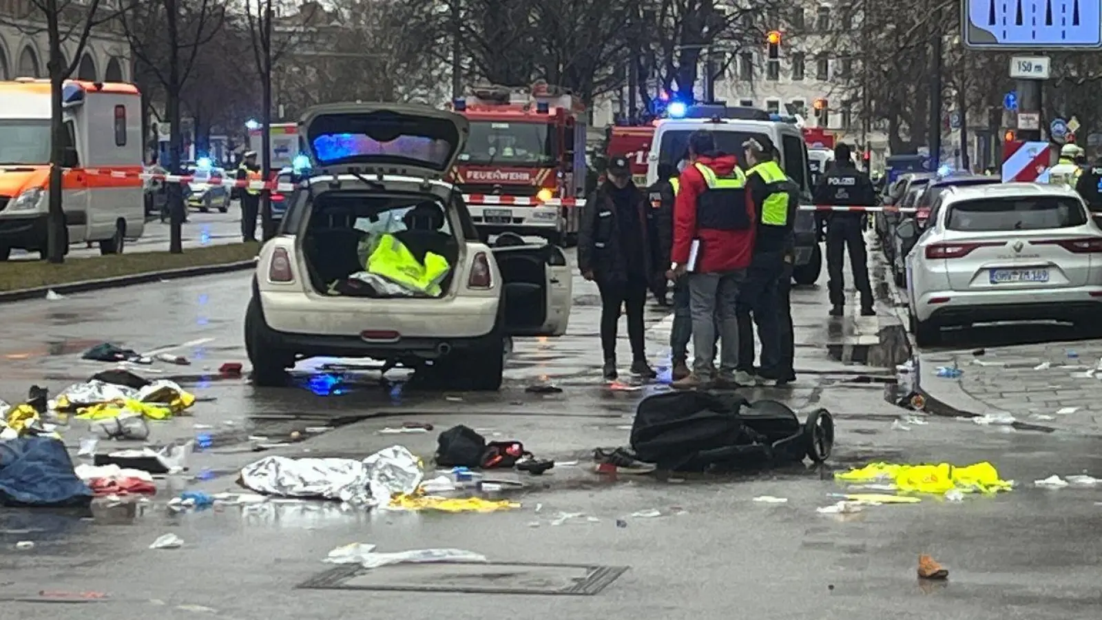 Am Vormittag war ein Afghane mit seinem Auto in einen Demonstrationszug gefahren und hatte so mindestens 28 Menschen verletzt.  (Foto: Christoph Trost/dpa)