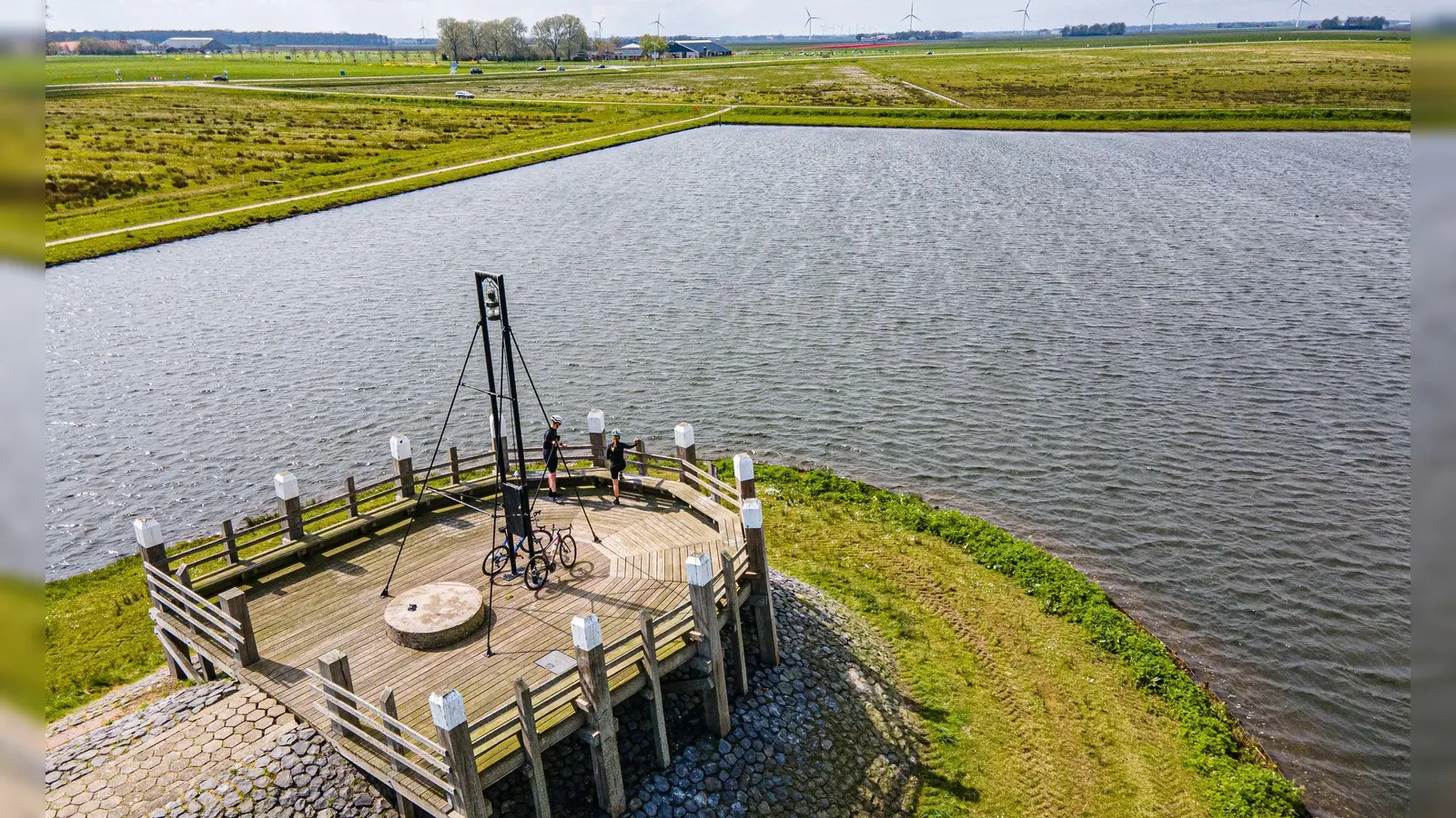 Künstliche Insel, gestautes Wasser: Aussichtspunkt im Flevopolder. (Foto: Sportservice Flevoland/Visit Flevoland/dpa-tmn)