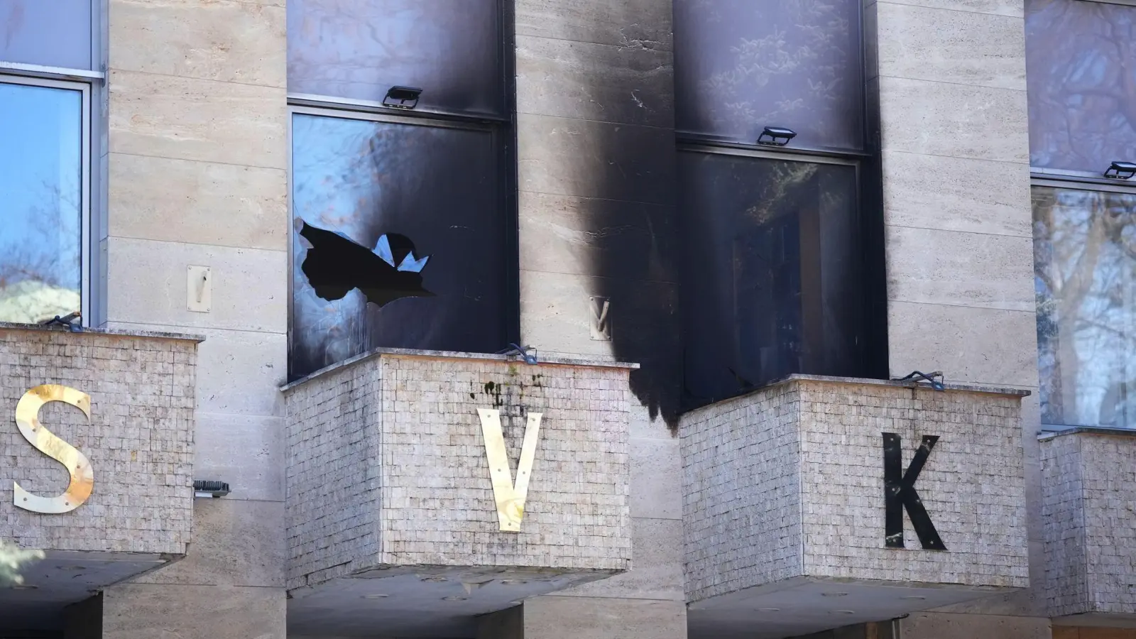 Beim Brandanschlag auf das „Russische Haus“ in Prag entstand Sachschaden. (Archivbild) (Foto: Petr David Josek/AP/dpa)