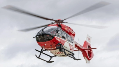 Die vier Verletzten kamen zum Teil per Rettungshubschrauber ins Krankenhaus. (Symbolbild) (Foto: Daniel Karmann/dpa)