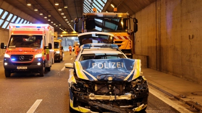 Der Streifenwagen war zur Unterstützung unterwegs, als es zum Unfall kam.  (Foto: Ralf Hettler/dpa)