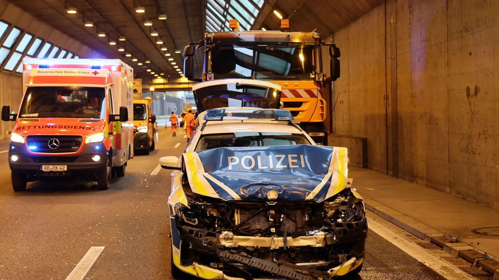 Der Streifenwagen war zur Unterstützung unterwegs, als es zum Unfall kam.  (Foto: Ralf Hettler/dpa)