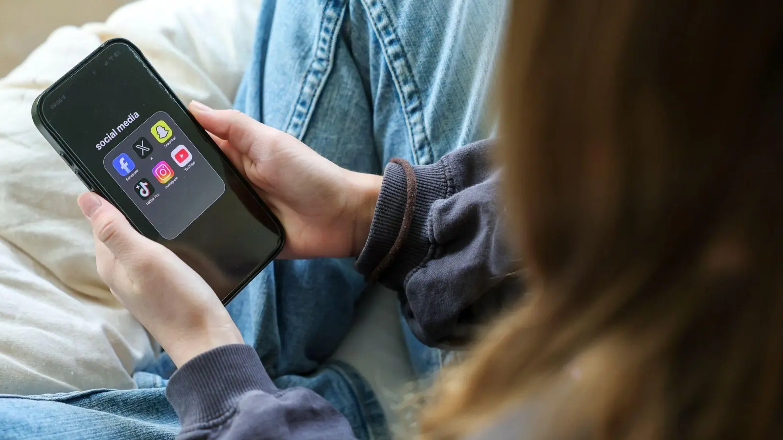 Die Nutzung von Social-Media-Plattformen soll für Kinder verboten und für Jugendliche eingeschränkt werden. (Symbolbild) (Foto: Jan Woitas/dpa)