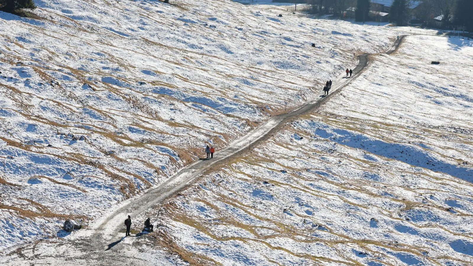 Im Süden Bayerns können sich die Menschen vor allem am Sonntag über viel Sonnenschein freuen. (Symbolbild) (Foto: Daniel Karmann/dpa)