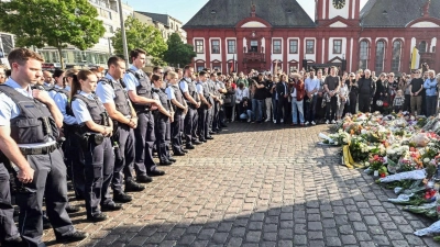 Polizistinnen und Polizisten gedenken bei der Kundgebung „Mannheim hält zusammen“ ihres getöteten Kollegen. (Foto: Uli Deck/dpa)