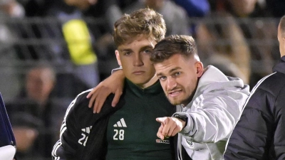 Da gehts lang: Trainer Niklas Reutelhuber (rechts, hier mit Nico Hayer) stellt sein Team auf einen starken Gegner ein. (Foto: Martin Rügner)