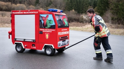 Die Feuerwehr im fränkischen Waischenfeld hat ein eigens gebautes Miniatur-Feuerwehrauto für die Kinderfeuerwehr. (Archivbild) (Foto: Nicolas Armer/dpa)