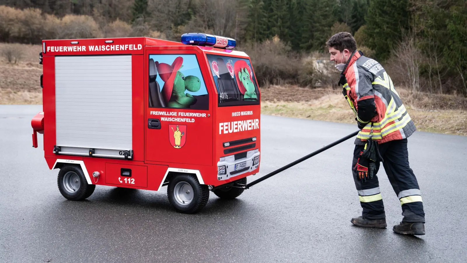 Die Feuerwehr im fränkischen Waischenfeld hat ein eigens gebautes Miniatur-Feuerwehrauto für die Kinderfeuerwehr. (Archivbild) (Foto: Nicolas Armer/dpa)