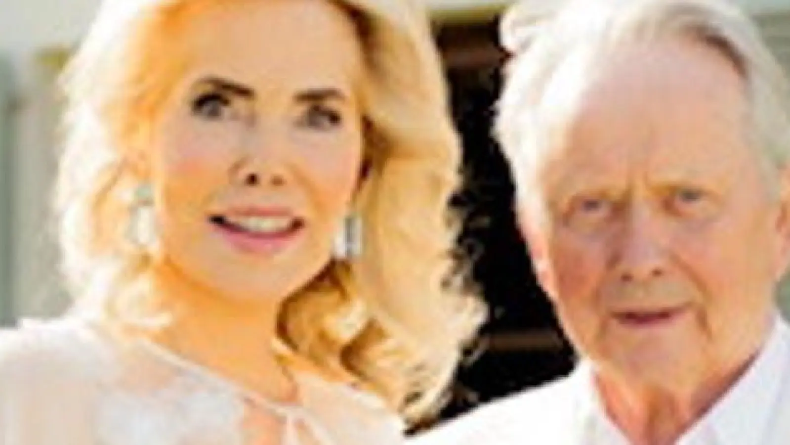 Hell gekleidet feierten die Porsches ihre Hochzeit auf Mallorca.  (Foto: Privat/dpa)