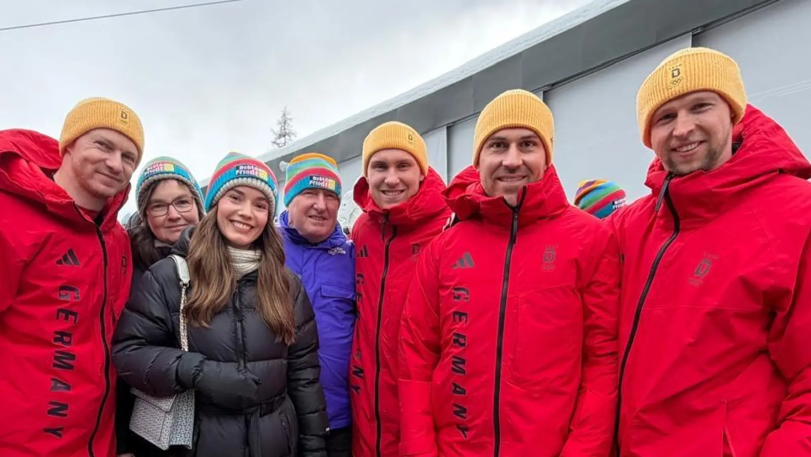 Das Bobteam Friedrich mit Besuchern: In der blauen Jacke Martin Straub, der Vater von Felix Straub (3. von rechts). (Foto: Team Friedrich)