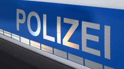 Die Polizei informiert über einen Gesamtschaden von rund 30.000 Euro bei dem Unfall. (Symbolbild: Daniel Vogl/dpa)
