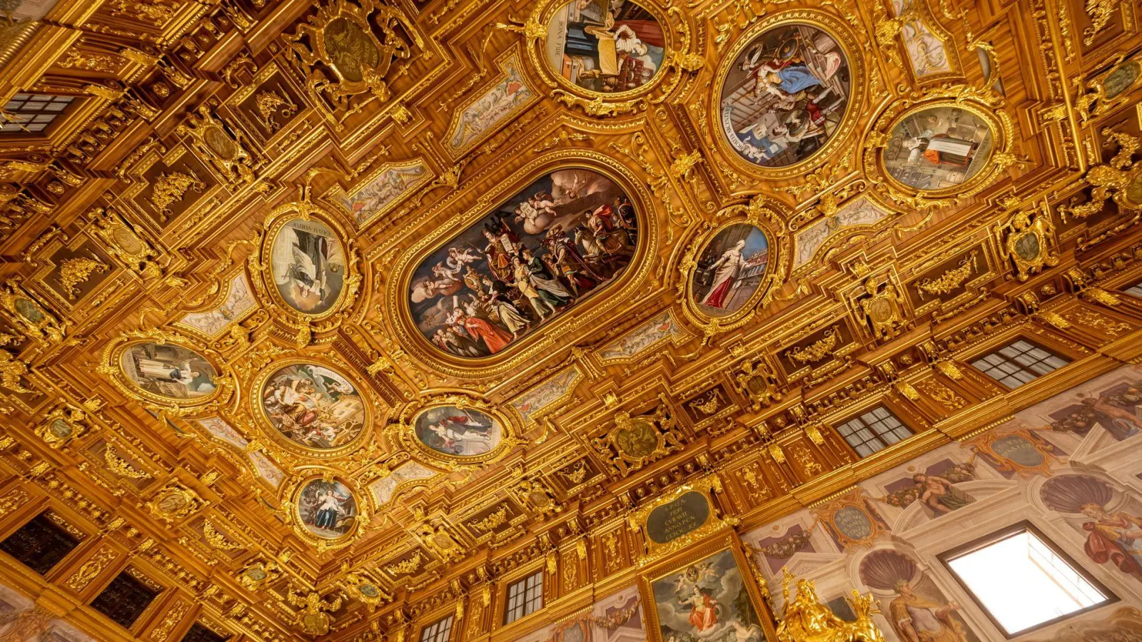 Mit dem Goldenen Saal zeigte die einstige Reichsstadt ihre Macht. (Foto: Stefan Puchner/dpa)