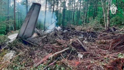 Überreste der abgestürzten An-24 mitten in der Taiga. (Foto: -/Russian Investigative Committee/AP/dpa)