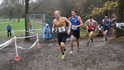 Florian Bremm (vorne, LSC Höchstadt) im Langstrecken-Rennen über 7,5 km. (Foto: Jörg Behrendt)