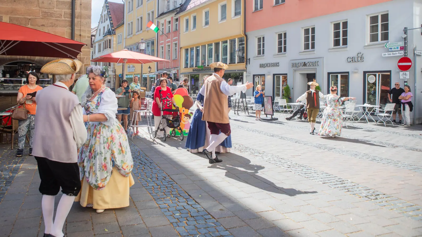 Wenn Geschichte auf die heutige Zeit trifft: Dies zeigt sich am Samstag in der Innenstadt. (Foto: Evi Lemberger)