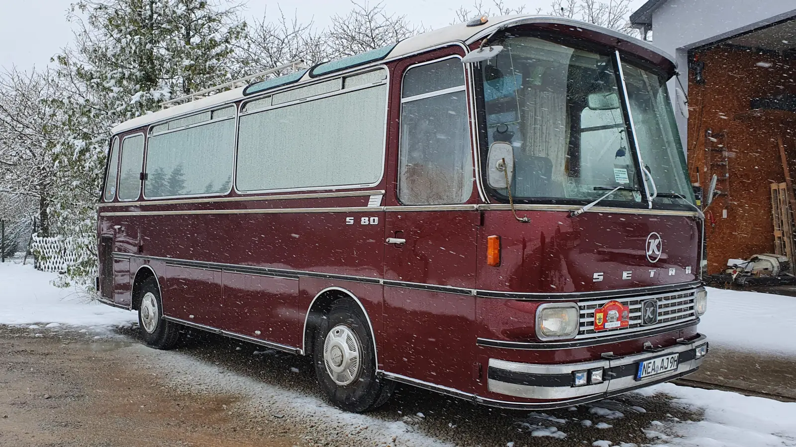 Mit diesem Bussi reist Jochen Abele um die Welt. (Foto: Anna Franck)