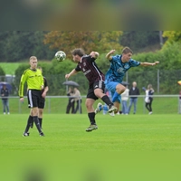 In der Tabelle bewegen sich der FC Dombühl (in Schwarz Jeremia Kettler) und die SG Mosbach/Breitenau (rechts Jonathan Waldmann) auseinander, auf dem Platz trennten sie sich am vergangenen Wochenende 0:0. Am Sonntag müssen die Dombühler nach Weigenheim, die SG empfängt bereits am Samstag den SV Schalkhausen. (Foto: Martin Rügner)