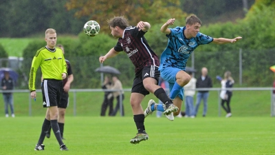 In der Tabelle bewegen sich der FC Dombühl (in Schwarz Jeremia Kettler) und die SG Mosbach/Breitenau (rechts Jonathan Waldmann) auseinander, auf dem Platz trennten sie sich am vergangenen Wochenende 0:0. Am Sonntag müssen die Dombühler nach Weigenheim, die SG empfängt bereits am Samstag den SV Schalkhausen. (Foto: Martin Rügner)