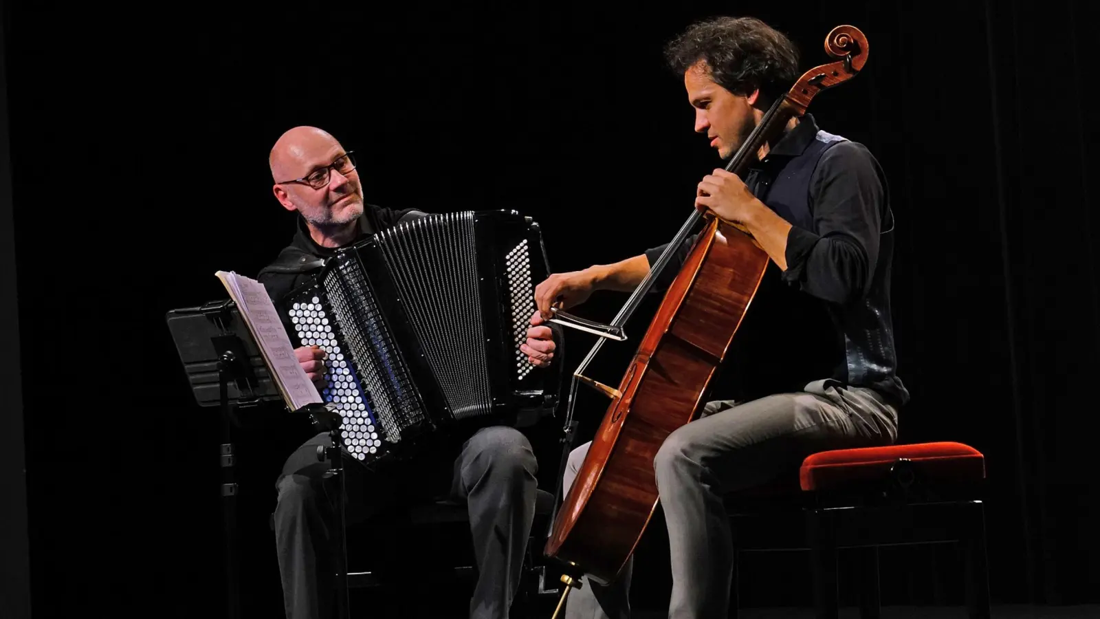 Der Akkordeonist Harald Oeler und der Cellist Ivan Turkalj lieferten ein perfektes Zusammenspiel. Der gebürtige Kroate am Saiteninstrument führte als charmanter Conferencier mit Wiener Akzent durch den Abend. (Foto: Elke Walter)