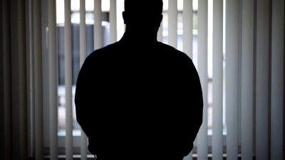 Scham und Stereotype verhindern Hilfe: Viele Männer sprechen nicht über ihre Erfahrungen aus Angst, nicht ernst genommen zu werden. Doch es gibt Hilfe. (Foto: Daniel Karmann/dpa)