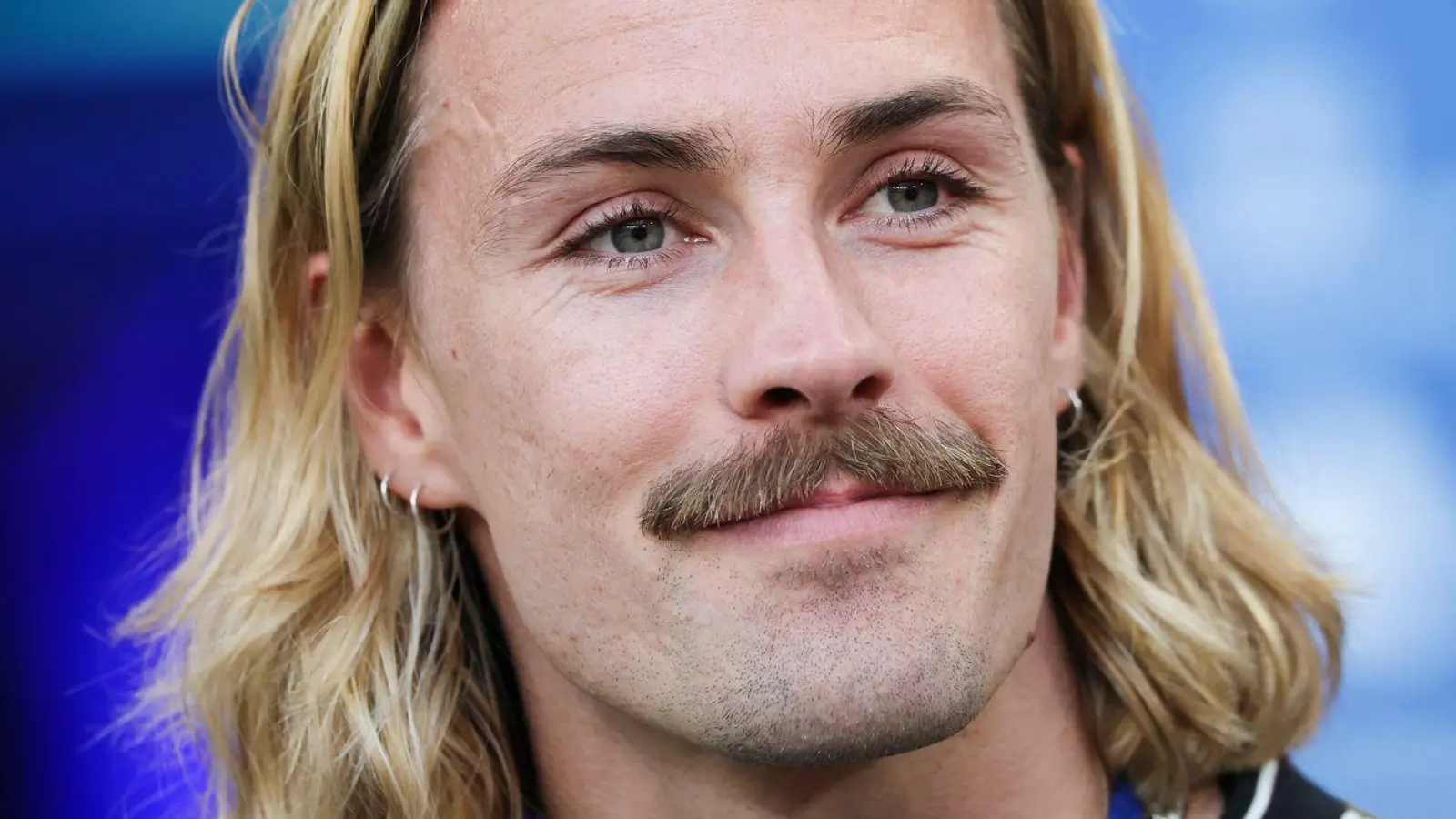 Die Debatte um Kapitän Jackson Irvine bewegt den FC St. Pauli. (Foto: Christian Charisius/dpa)