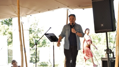 Trotz seiner Recherchen bleibt er ein Optimist: Tobias Ginsburg war zu Gast auf der Bühne im Burggarten. (Foto: Simone Hedler)