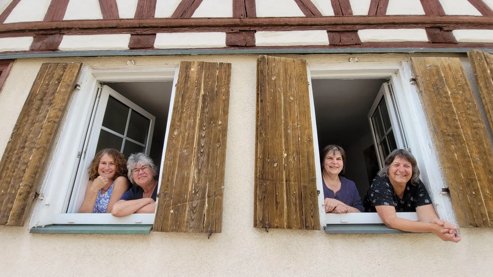 Die Initiative „begegnungs.werk.stadt“ hat im Haus der Begegnung (H1) an der Husarengasse 1 ihre Heimstatt gefunden. Über weitere Mitstreiter freuen sich (von links nach rechts): Heidi Herrmann, Ulrike Auth, Elisabeth Ammon-Spaeth und Gertraud Schneider. (Foto: Nina Daebel)