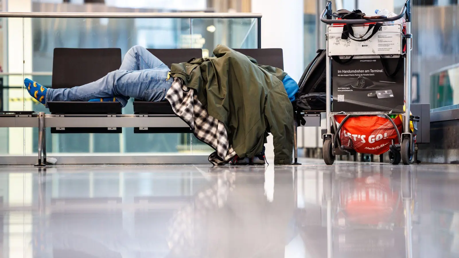 Bei Flugausfällen: Reisegutscheine statt Geld sind als Erstattung nur zulässig, wenn Passagiere dafür explizit ihr Einverständnis dazu gegeben haben. (Foto: Matthias Balk/dpa/dpa-tmn)